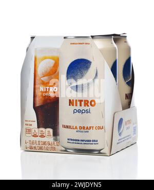 IRVINE, KALIFORNIEN, 12. Februar 2024: Ein Viererpack Pepsi Nitro Vanilla Draft Cola Dosen. Stockfoto