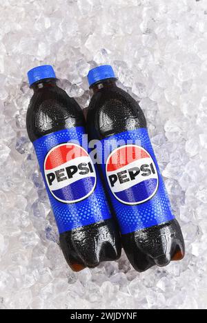 IRVINE, KALIFORNIEN - 14. Februar 2024: Zwei Flaschen Pepsi auf einem Eisbett. Stockfoto