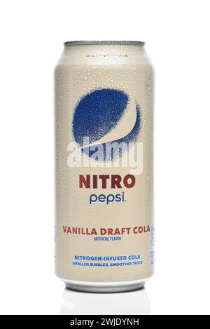 IRVINE, KALIFORNIEN, 12. Februar 2024: Eine Dose Pepsi Nitro Vanilla Draft Cola, mit Kondensation. Stockfoto