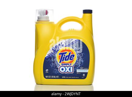 IRVINE, KALIFORNIEN, 12. Februar 2024: Eine Flasche Tide Simply OXI Waschmittel. Stockfoto