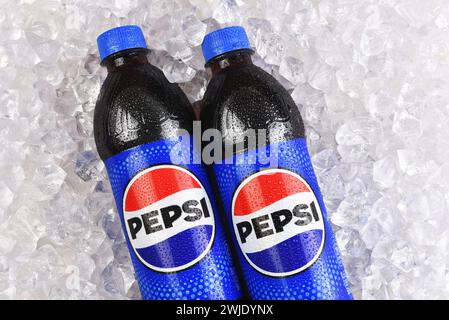 IRVINE, KALIFORNIEN - 14. Februar 2024: Nahaufnahme von zwei Flaschen Pepsi auf einem Eisbett. Stockfoto