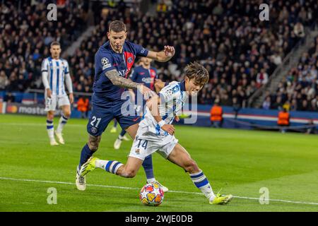 ©Denis TRASFI/MAXPPP - (C) Denis TRASFI / MAXPPP - à Boulogne-Billancourt au Parc des Princes le 14-02-2024 - UEFA Ligue des Champions, Ligue des Champions, Meisterliga, Huitième de Finale : Paris Saint Germain - Real Sociedad - Takefusa Kubo à la lutte avec Lucas Hernández, Takefusa Kubo im Kampf gegen Lucas Hernández Stockfoto