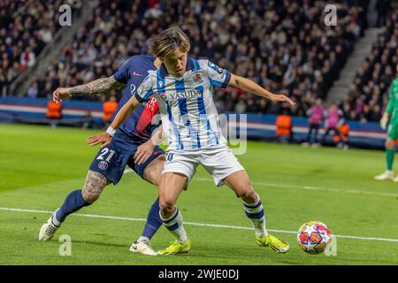 ©Denis TRASFI/MAXPPP - (C) Denis TRASFI / MAXPPP - à Boulogne-Billancourt au Parc des Princes le 14-02-2024 - UEFA Ligue des Champions, Ligue des Champions, Meisterliga, Huitième de Finale : Paris Saint Germain - Real Sociedad - Takefusa Kubo à la lutte avec Lucas Hernández, Takefusa Kubo im Kampf gegen Lucas Hernández Stockfoto