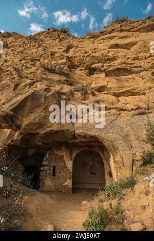 Einer der vielen in Stein gehauenen Heiligtümer oder Kirchen im David Gareji Kloster in Georgien, nahe der Grenze zu Aserbaidschan. Stockfoto