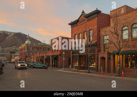 Straße in Aspen, colorado in den Abendstunden. Typische Straße in der Stadt in den rockies, Häuser aus rotem Backstein Stockfoto