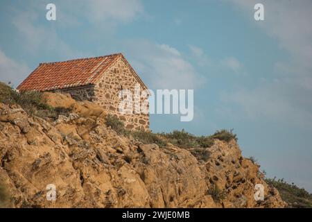 Massiver Garedjian Ridge in Georgia in der Nähe des David Gareji Klosters. Häuser oder Kirchen im Vordergrund. Atemberaubende Aussicht vom David Gareja Kloster Stockfoto