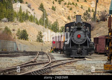 Vorderansicht der Dampflokomotive der Georgetown Loop Railway in Colorado, USA. Der Motor ist in einem Depot geparkt, vom flachen Profil aus gesehen. Stockfoto