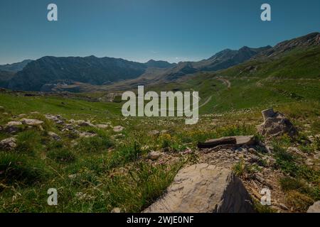 Nachmittagsblick von Sedlo oder Sattel auf Durmitor, Bergpass zwischen Zabljak und Savnik. Malerische Aussicht mit Steinen und langem grünen Tal Stockfoto