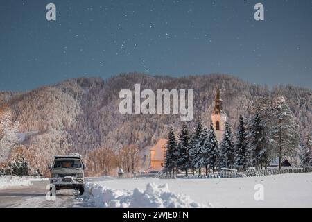 Vanlife Van Escape, schlafen unter Sternen an wunderschönen Orten. Moderner Nomad, Leben in einem Van, Schlafen an malerischen Orten. Nacht voller Sterne Stockfoto