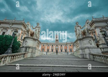 Cordonata capitolina, ein Steinweg zum Kapitol in Rom, Zugang zum Senatorenpalast auf der Spitze. Bewölkter Tag mit dramatischem Himmel. Stockfoto