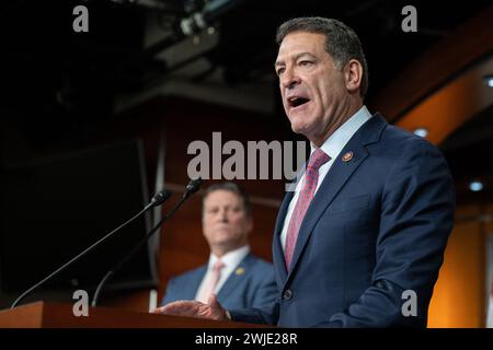 Washington, Usa. Februar 2024. US-Repräsentant Mark Green, MD (Republikaner von Tennessee), bei einer wöchentlichen Pressekonferenz mit anderen GOP-Führern nach einem Treffen im Kapitol am Mittwoch, den 14. Februar 2024 in Washington, DC, USA. Foto: Annabelle Gordon/CP/ABACAPRESS.COM Credit: Abaca Press/Alamy Live News Stockfoto