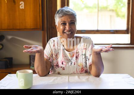 Eine reife Frau lächelt bei einem Videoanruf herzlich zu Hause Stockfoto