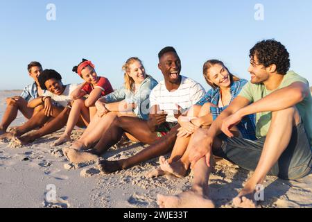 Verschiedene Gruppe von Freunden, die einen Tag am Strand genießen Stockfoto