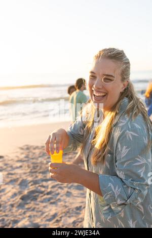 Junge kaukasische Frau genießt einen sonnigen Strandtag mit Kopierraum Stockfoto