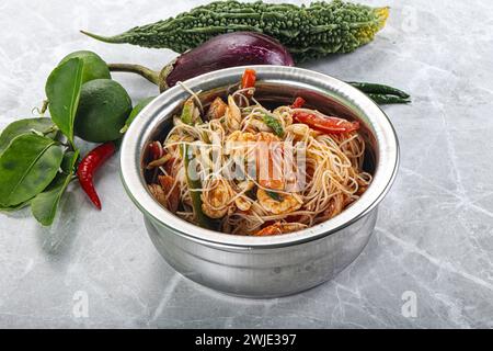 Thailändischer würziger Vermicelli-Salat mit Garnelen - YAM WOON SEN KOON Stockfoto