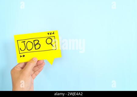 Menschliche Hand hält Ausschilderung für die Stellensuche. Neue Stellensuche oder Jagdkonzept. Stockfoto