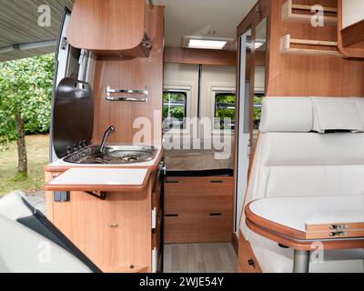 Wohnmobil mit Wohnmobil in neuem, modernen Holzinnenraum Stockfoto