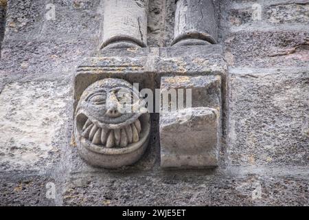 Geformtes Gesicht mit scharfen Zähnen, Heiligtum unserer Lieben Frau von Estíbaliz, Alava, baskenland, spanien Stockfoto