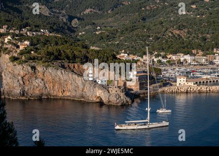 Schiff, das den Hafen von Soller, Mallorca, Balearen, Spanien, anläuft Stockfoto