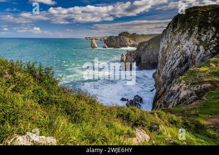 Küstenlandschaft entlang des Hell Cliffs Coastal Path, Ribadesella, Asturien, Spanien Stockfoto