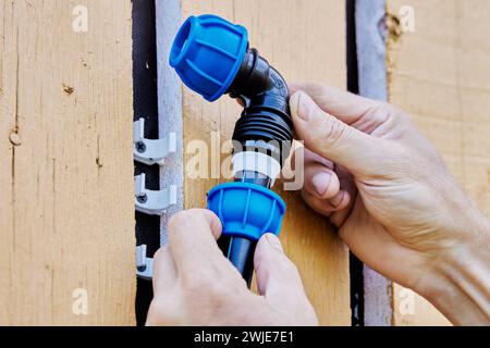 Rohrverschraubung für Wassersysteme und Rohrleitungen, zur Montage von Kaltwasserleitungen für Bewässerung und Trinkwasser. Stockfoto