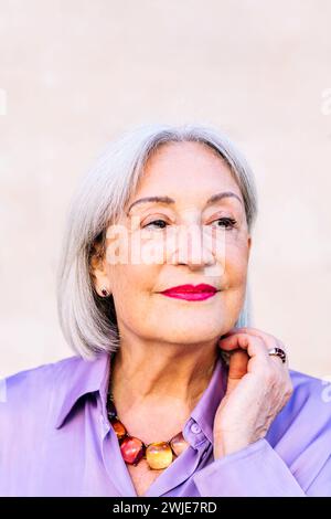 Porträt einer schönen lächelnden Seniorin Stockfoto