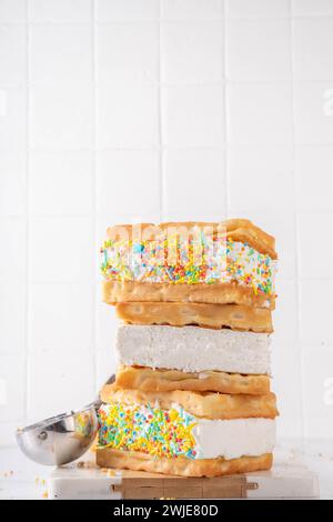 Waffeleis-Sandwiches. Leckeres Eis mit flauschigen belgischen Waffeln und Zuckerstreuseln, Sommer köstliches leckeres Dessert, auf weißem Hintergrund mit Stockfoto