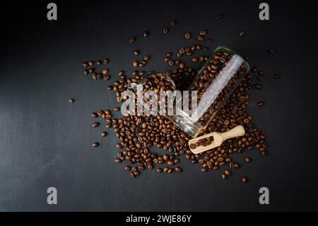 Kaffeebohnen-Textur oder Hintergrund für Kaffeebohnen. Braun geröstete Kaffeebohnen. Kaffeebohnen können als Hintergrund verwendet werden. Cezve, Tasse, Glas und Löffel mit Stockfoto