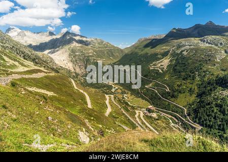 Serpentinen der Grimsel- und Furkapassstraßen, Blick auf das Dorf Gletsch und das obere Rhonetal, Obergoms, Kanton Wallis, Schweiz Stockfoto