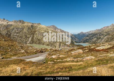 Grimselpass Straße mit Blick auf die Seen Grimselsee und Raeterichsbodensee, zwei Stauseen in der Grimselregion im Berner Oberland, Gutt Stockfoto