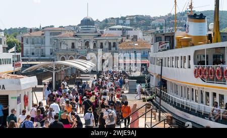 Istanbul, Türkei - 17. August 2022: Touristen steigen vom Fährhafen und Pier aus, um auf der Prince's Island im Marmarameer von Istanbul anzukommen Stockfoto