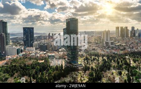 Istanbul, Türkei - 30. Januar 2024: Aus der Vogelperspektive auf die Innenstadt von Istanbul und die Wolkenkratzer. Wolkenkratzer und moderne Bürogebäude in Levent und Besik Stockfoto