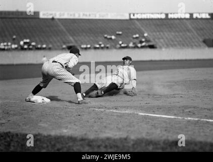 Yankees Babe Ruth hat im fünften Inning versucht, von der ersten auf die dritte auf Lou Gehrigs Single zu gehen. Senatoren der dritte Baseman ist Ossie Bluege. Yankees gewann 3-2–1925 Stockfoto