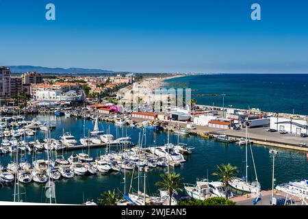 Saint-Cyprien (Südfrankreich): Der Yachthafen und der Strand Stockfoto