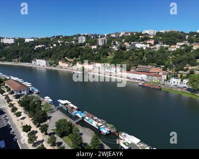 Lyon (Zentralfrankreich), 5. Arrondissement (Bezirk): Der „balmes“ (abfallender Hügel, Hügel, Damm) über dem „Qai des Etroits“ aus Sicht Stockfoto