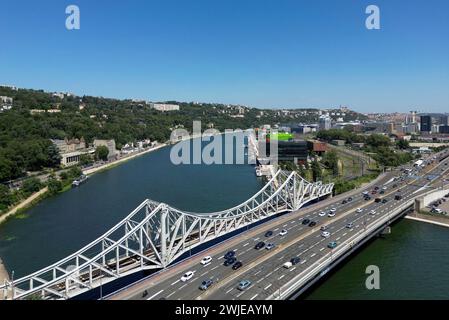 Lyon (Mittelöstlich Frankreichs), 2. Arrondissement (Bezirk): Aus der Vogelperspektive auf die Eisenbahnbrücke Mulatiere und die Autobahn M7 (ehemalige Stadtautobahn A7) Stockfoto