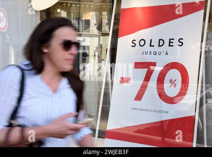 Paris (Frankreich), 18. Juli 2023: Sommerverkäufe. Plakate in einem Schaufenster Stockfoto