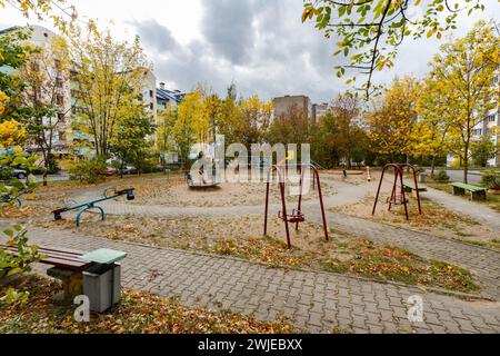 Sportplatz und Kinderspielplatz in einem Apartmenthof im Herbst Stockfoto