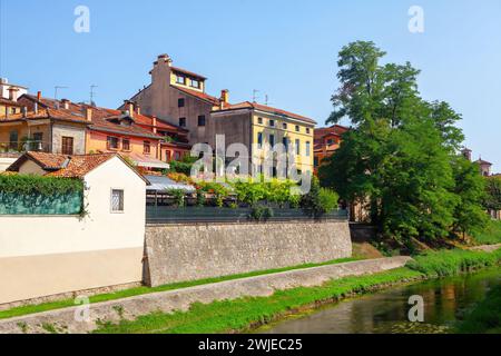 Alte Häuser am Ufer des Wasserkanals in Padua, Italien Stockfoto