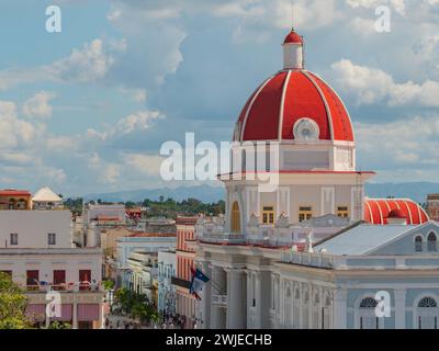 Cienfuegos, Kuba, 13. JAN, 2022 - zentraler Marti-Platz mit rotem Kuppelpalast. Palacio de Gobierno (Rathaus), Cienfuegos, Kuba. Stockfoto