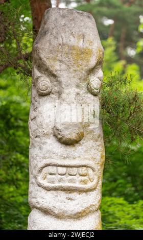 Nahaufnahme eines koreanischen Totem-Poles aus Stein, Yangsan, Gyeongsangnam-do, Korea, 18. April 2017 Stockfoto