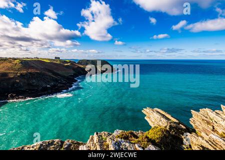 Blick über die Gullastem Bucht mit Blick auf Tintagel Island von Willapark, Tintagel, Cornwall, Großbritannien Stockfoto