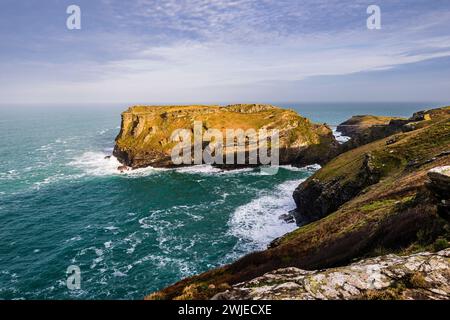 Blick am frühen Morgen auf Tintagel Island von Glebe Cliff, Tintagel, Cornwall, Großbritannien Stockfoto