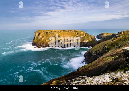 Langzeitbelichtung am frühen Morgen über Tintagel Island von Glebe Cliff, Tintagel, Cornwall, Großbritannien Stockfoto