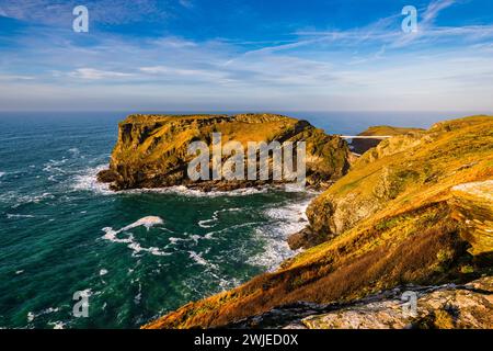 Blick am späten Nachmittag auf Tintagel Island von Glebe Cliff, Tintagel, Cornwall, Großbritannien Stockfoto