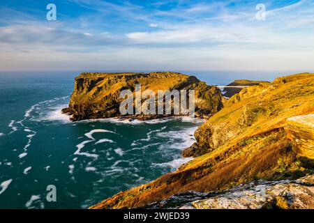 Langzeitbelichtung am späten Nachmittag über Tintagel Island von Glebe Cliff, Tintagel, Cornwall, Großbritannien Stockfoto