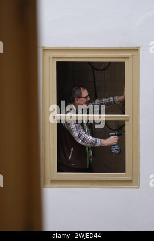 Leipzig, Deutschland. Februar 2024. Zimmermann Manfred Elstermann arbeitet im historischen Kaffeehaus „zum Arabischen Coffe Baum“ in der Leipziger Innenstadt. Das Gebäude aus dem 16. Jahrhundert soll 2024 nach umfangreichen Renovierungsarbeiten wieder eröffnet werden. Quelle: Sebastian Willnow/dpa/Alamy Live News Stockfoto