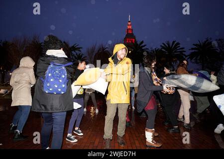 San Francisco, USA. Februar 2024. Die Menschen nehmen an einem jährlichen Kissenkampf in San Francisco, USA, am 14. Februar 2024 Teil. Quelle: Li Jianguo/Xinhua/Alamy Live News Stockfoto