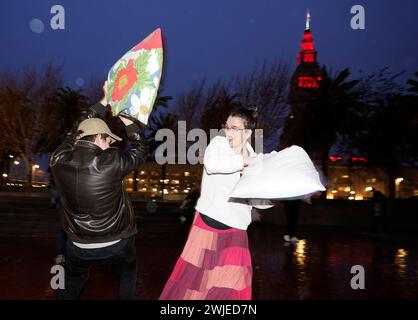 San Francisco, USA. Februar 2024. Die Menschen nehmen an einem jährlichen Kissenkampf in San Francisco, USA, am 14. Februar 2024 Teil. Quelle: Li Jianguo/Xinhua/Alamy Live News Stockfoto