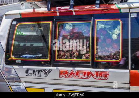 Nairobi, Kenia. Februar 2024. Ein Matatu (Minibus) liefert Blumen am Valentinstag in Nairobi auf dem Markt der Stadt Nairobi. Kenianer füllten verschiedene Straßen im ganzen Land, während sie den Valentinstag feierten, trotz der harten wirtschaftlichen Situation, die derzeit erlebt wird. Floristen und Souvenirläden, die in Nairobi verstreut sind, verzeichneten auch einen erhöhten Verkehr, da Kenianer den Moment nutzten, um Geschenke und Hindernisse für ihre Lieben zu kaufen. Kenia ist ein großer Exporteur von Blumen nach Europa und in den Nahen Osten. Quelle: SOPA Images Limited/Alamy Live News Stockfoto